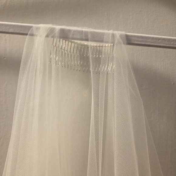 TONI FEDERICI White Bridal Veil Hair Comb